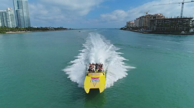 Best places to visit in Florida, featuring beautiful beaches, vibrant cities, scenic nature parks, family-friendly attractions, and must-see destinations for an unforgettable trip.